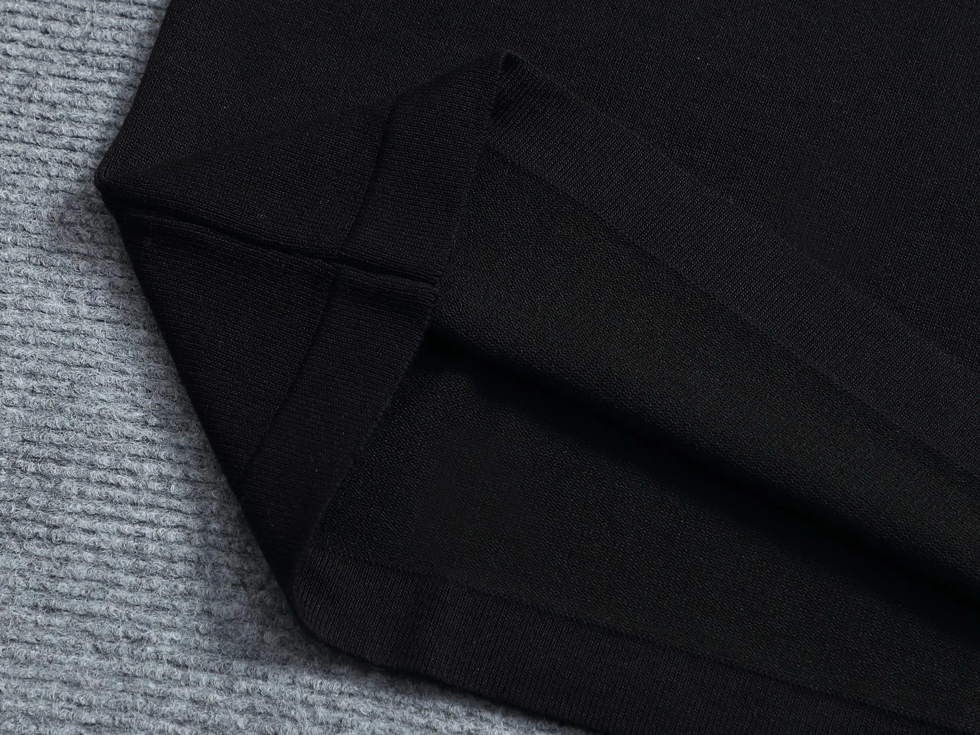 🅿️220 Louis Vuitton/Louis Vuitton Sweater jacquard towel embroidery The large logo is exquisitely upgraded, inspired by the retro embroidery of the 1980s. The original fabric is the same as the official short-sleeved T-shirt. The fabric is dyed in the same vat. It feels very comfortable. The latest brick cabinet synchronization for spring and summer. Fashionable and personalized. Super versatile and good-looking. It is very suitable for both men and women. A must-have for everyone. Hang tag. Collar label. Washed wheat. Complete with three labels. Color: black white. Size: S M L XL